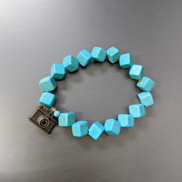 Blue Beaded Bracelet with Vintage Camera Charm - Picture 7 of 8